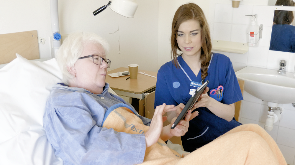 Patient och sjuksköterska med SwipeCare geriatriken
