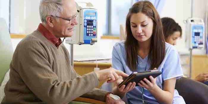 e-hälsa-Patient-answer-questions-on-tablet